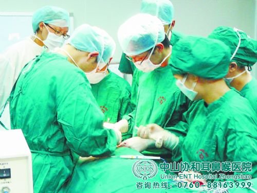 华协医院的医生正在进行喉癌全切手术，全力拯救患者。