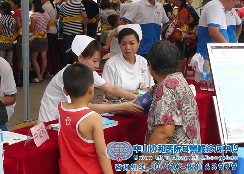 安顺华协医院志愿者护士为市民测量血压